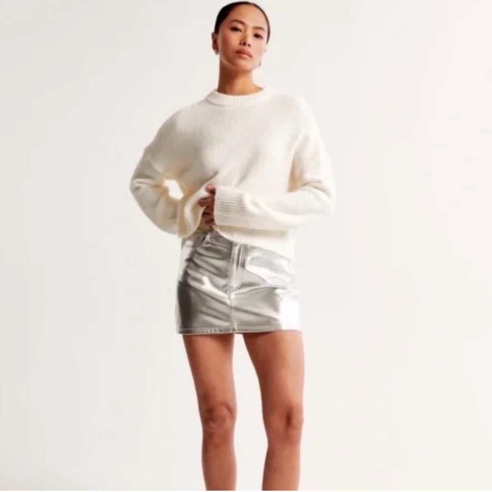 Abercrombie & Fitch Silver Vegan Leather
5-Pocket Mini Skirt - Metallic